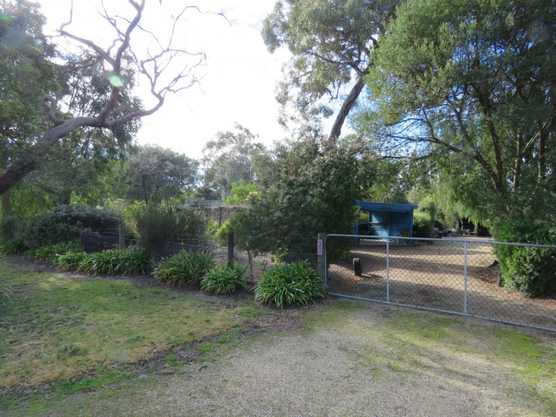 35 Tenth Avenue, Raymond Island VIC 3880