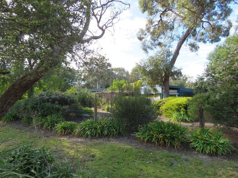 35 Tenth Avenue, Raymond Island VIC 3880