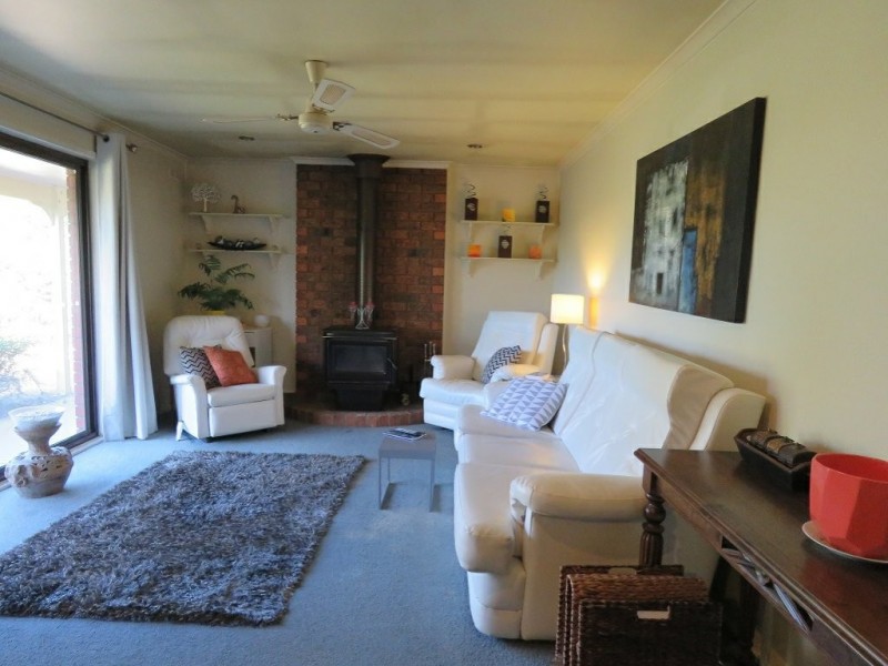 9 White Court, Eagle Point VIC 3878