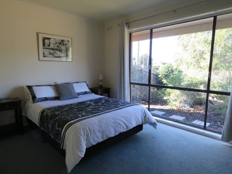 9 White Court, Eagle Point VIC 3878