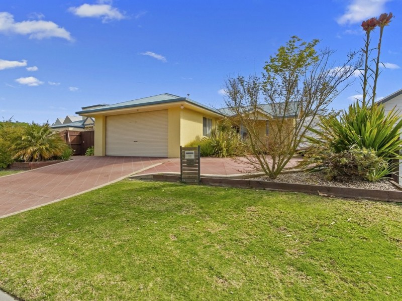18 Aquarius Way, Paynesville VIC 3880