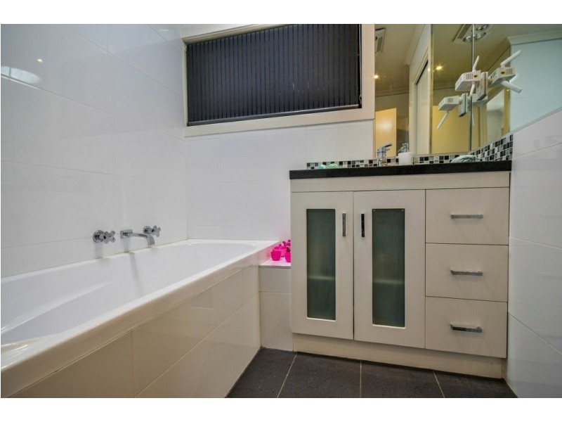 2 Green Court, Eagle Point VIC 3878