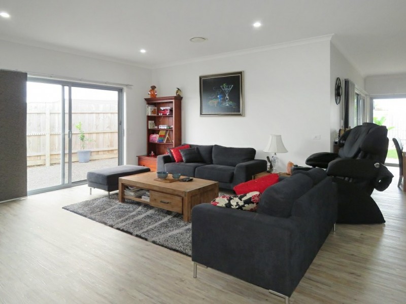 33 Sunset Boulevard, Eagle Point VIC 3878