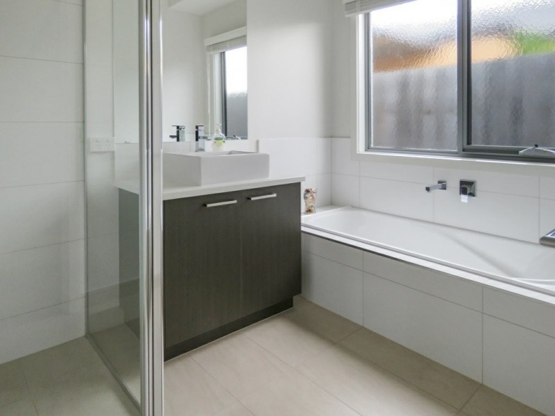 33 Sunset Boulevard, Eagle Point VIC 3878