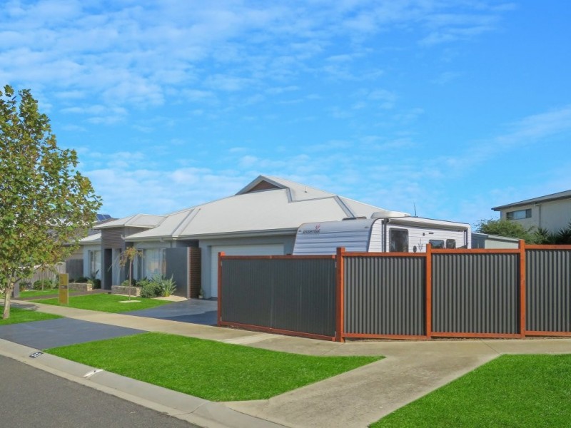 33 Sunset Boulevard, Eagle Point VIC 3878