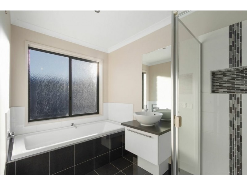 1 Magnolia Way, Paynesville VIC 3880