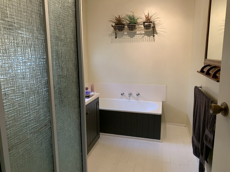 9 White Court, Eagle Point VIC 3878