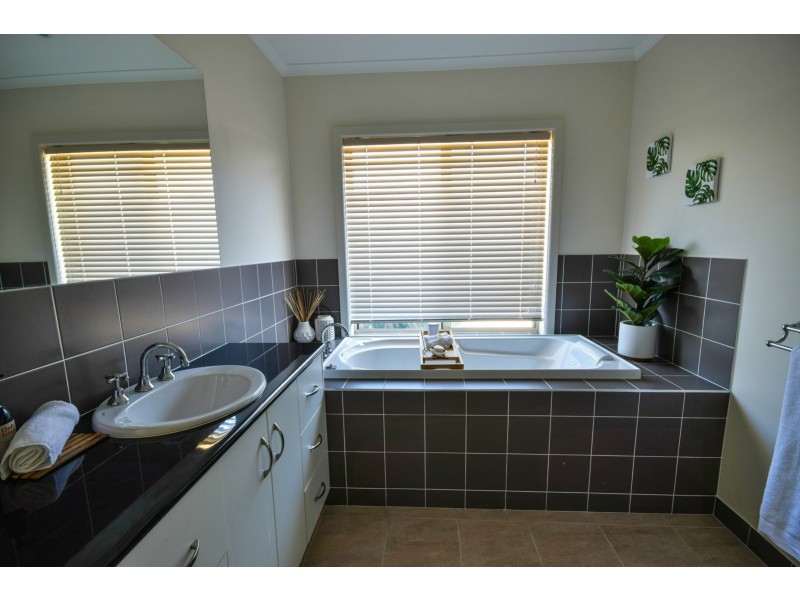 20 Riviera Close, Paynesville VIC 3880