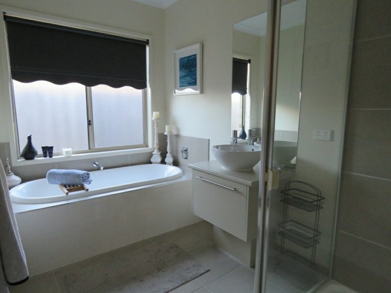 8 The Crescent, Eagle Point VIC 3878