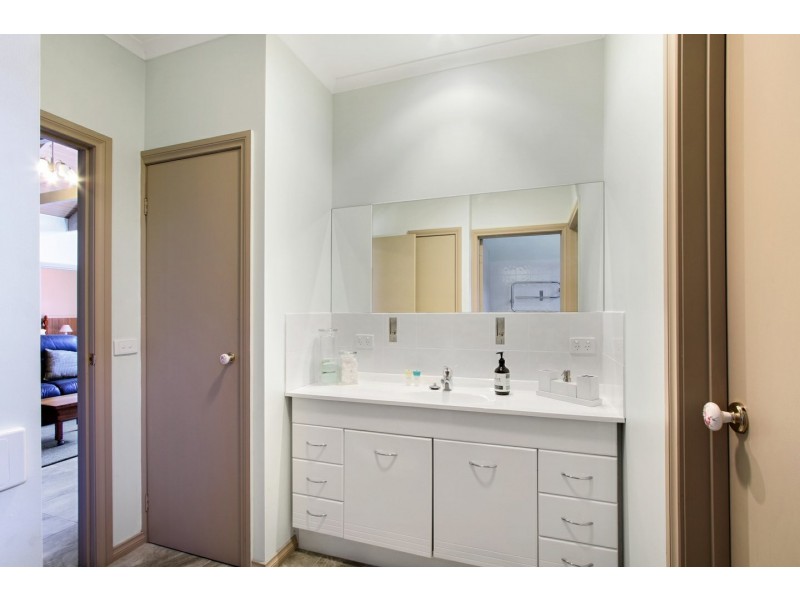 18 Currawong Close, Raymond Island VIC 3880