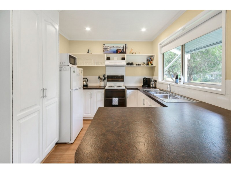 29 Sixth Avenue, Raymond Island VIC 3880