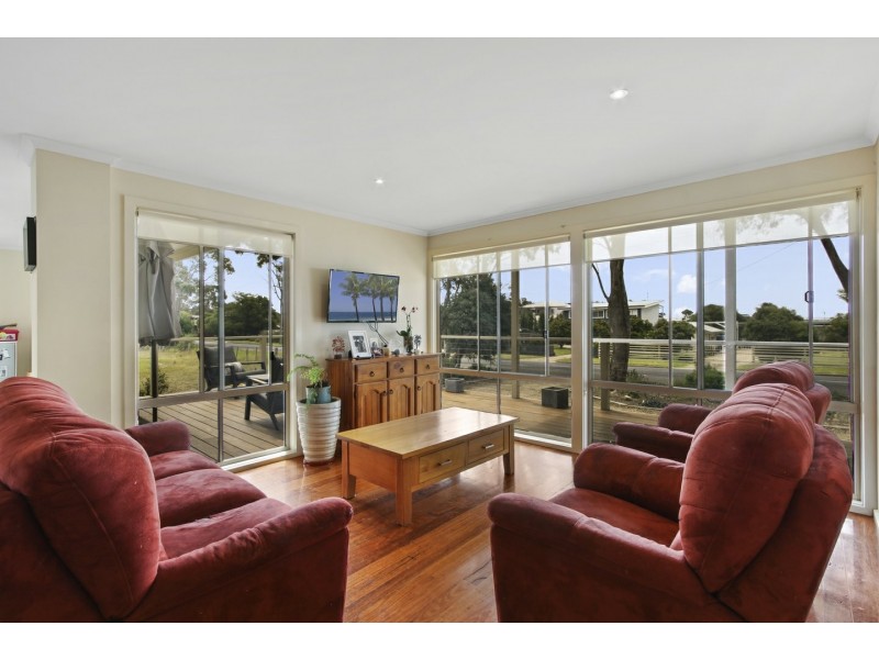 160 Bay Road, Eagle Point VIC 3878