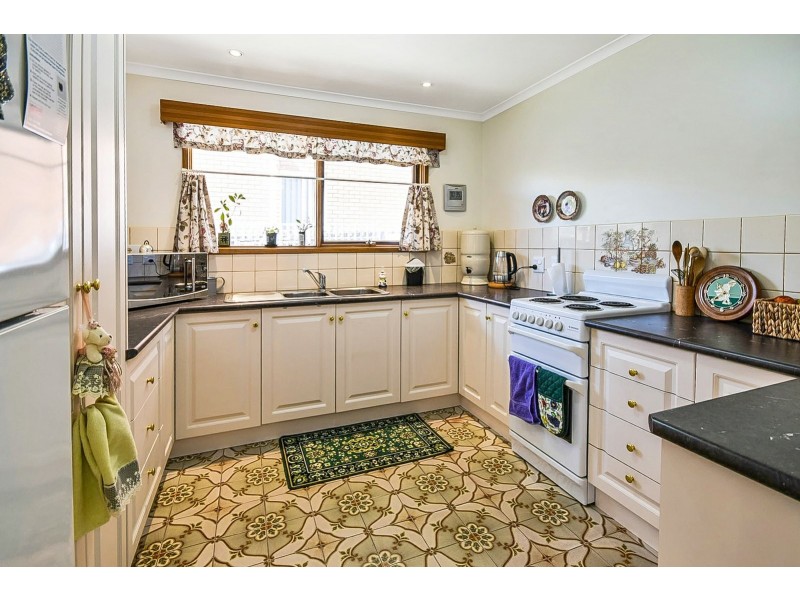 37 McMillan Grove, Paynesville VIC 3880