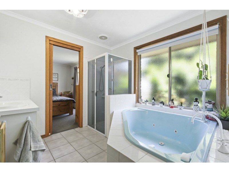 14 Bay Road, Eagle Point VIC 3878