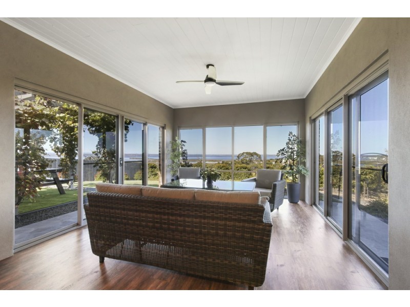 14 Eagle Bay Terrace, Paynesville VIC 3880