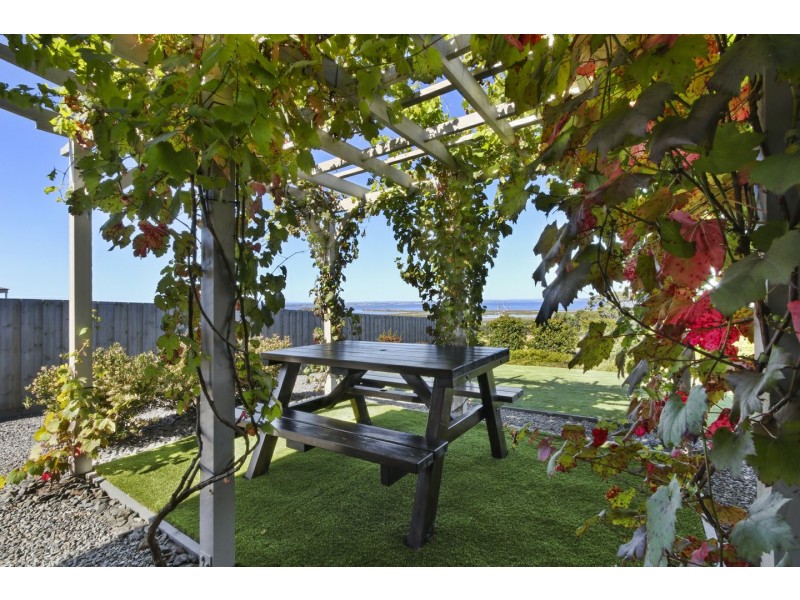 14 Eagle Bay Terrace, Paynesville VIC 3880