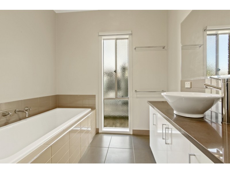 19 Eagle Bay Terrace, Paynesville VIC 3880