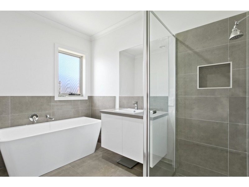 11 Seagreen Close, Eagle Point VIC 3878