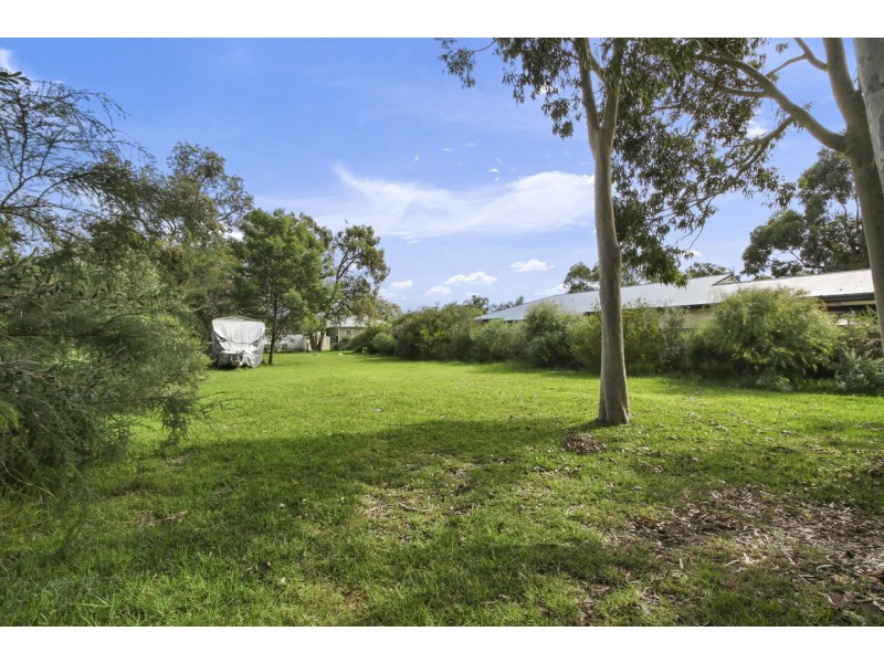 18 Sixth Avenue, Raymond Island VIC 3880