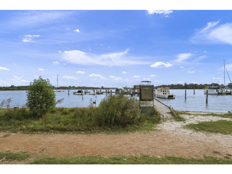 31 Seventh Parade, Raymond Island VIC 3880