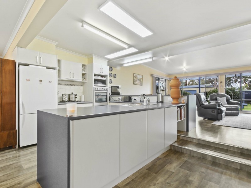 25 Fourth Avenue, Raymond Island VIC 3880