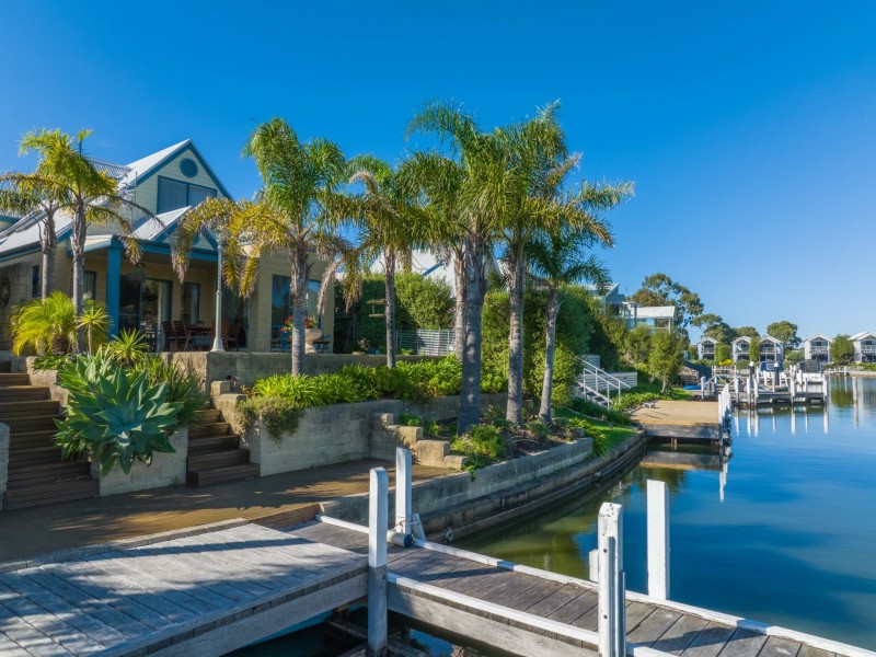 Unit 2/32 Aquarius Way, Paynesville VIC 3880