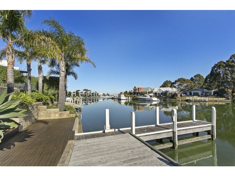 Unit 2/32 Aquarius Way, Paynesville VIC 3880