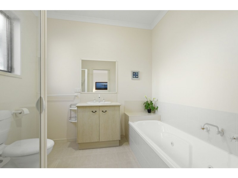 Unit 2/32 Aquarius Way, Paynesville VIC 3880