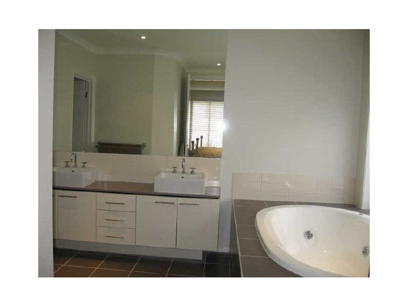 31 Lakeside Drive, Sandhurst VIC 3977