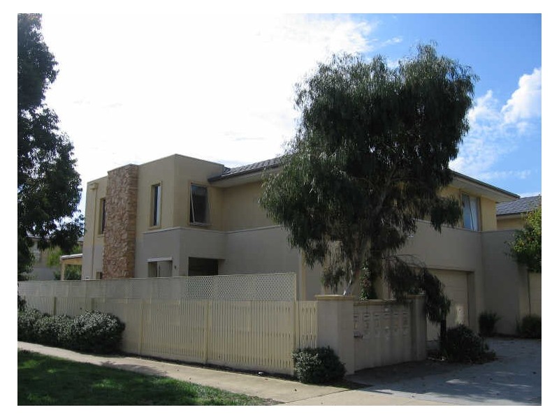 15/2 Coventry Drive, Sandhurst VIC 3977