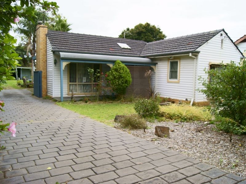 8 Kananook Avenue, Seaford VIC 3198