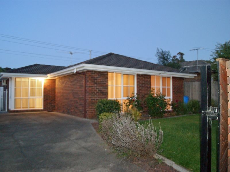 82 Silvertop Crescent, Frankston North VIC 3200