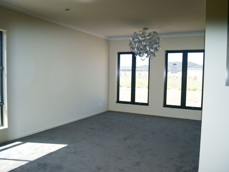 40 Sandarra Boulevard, Sandhurst VIC 3977