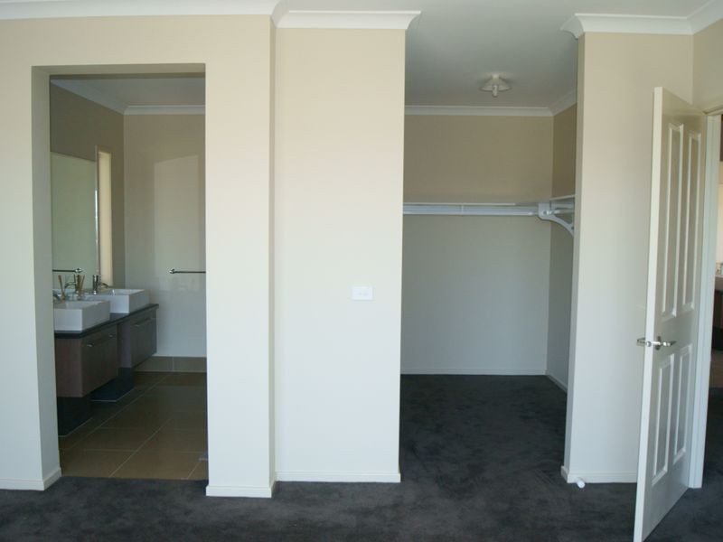 40 Sandarra Boulevard, Sandhurst VIC 3977