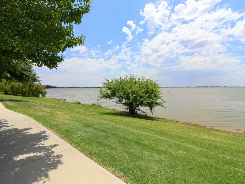 89 Murray Valley Highway, Lake Boga VIC 3584