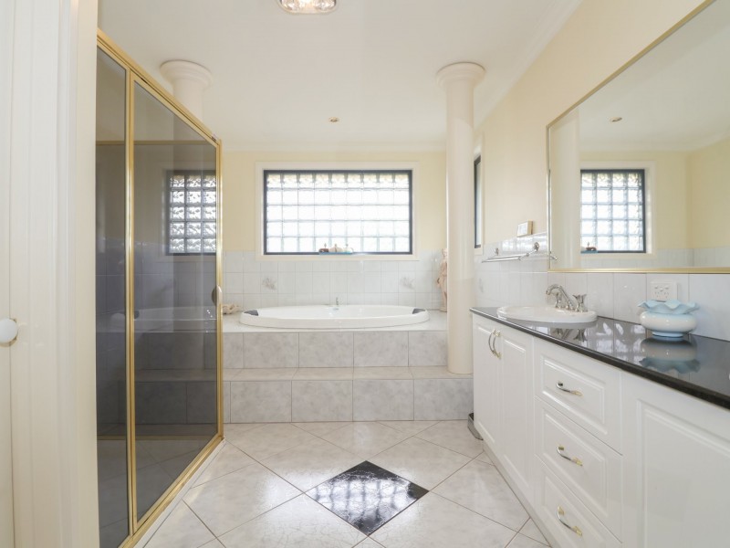 4 Squire Grove, Swan Hill VIC 3585