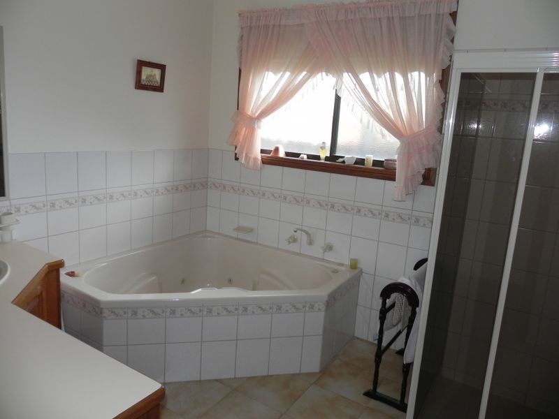 44 Parkview Drive, Swan Hill VIC 3585