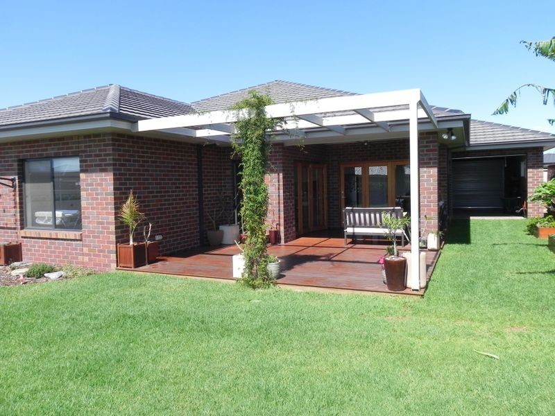 8 Merit Crescent, Swan Hill VIC 3585