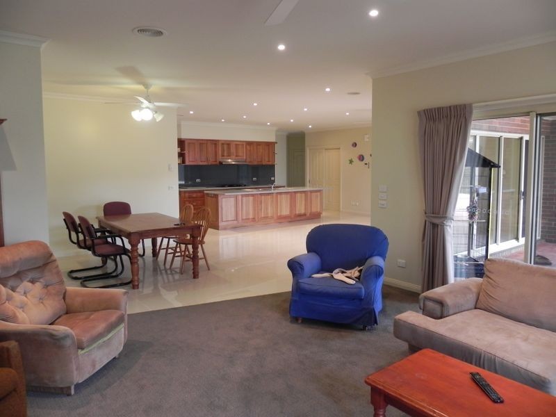 7 Yvonne Close, Swan Hill VIC 3585