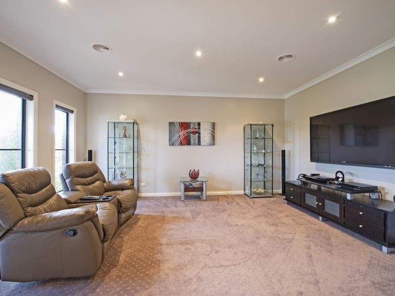 8 Merit Crescent, Swan Hill VIC 3585
