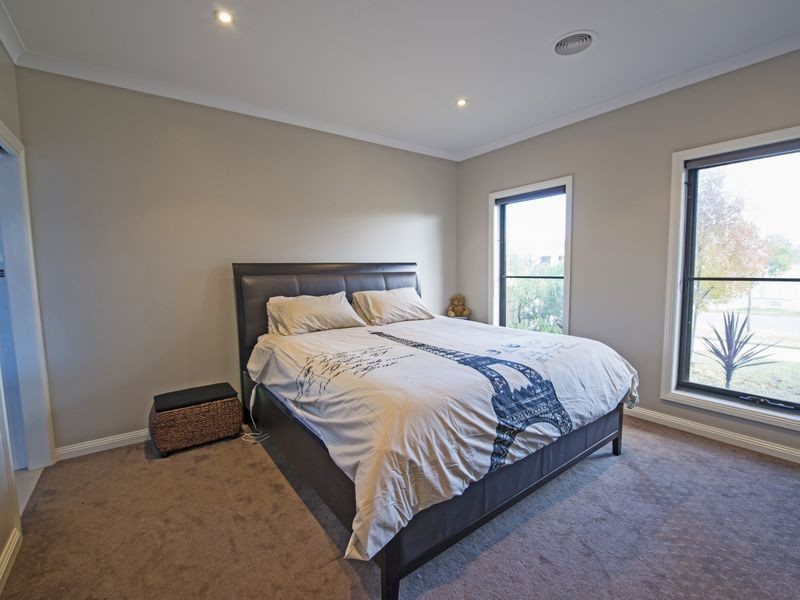 8 Merit Crescent, Swan Hill VIC 3585