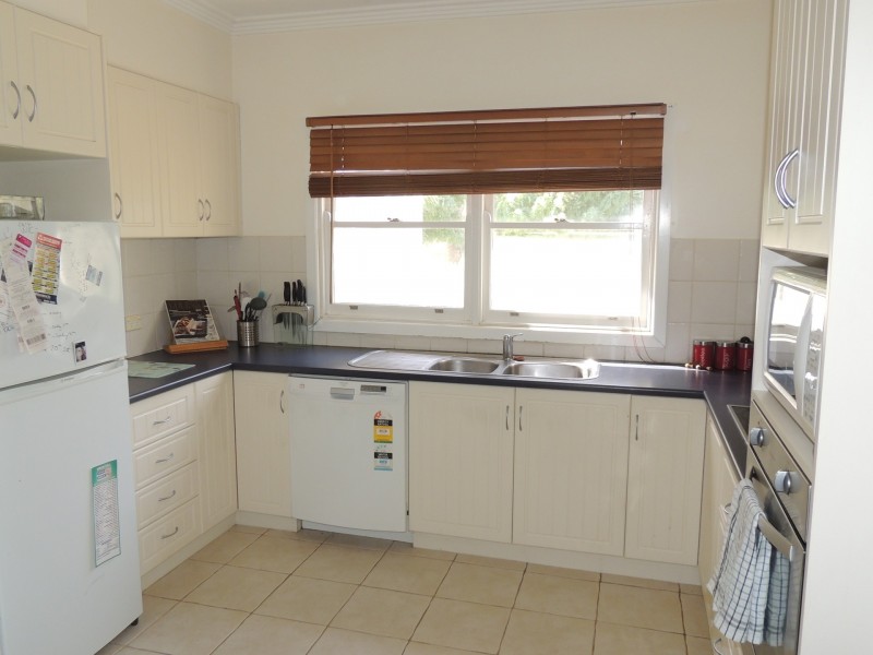 196 Stradbroke Avenue, Swan Hill VIC 3585