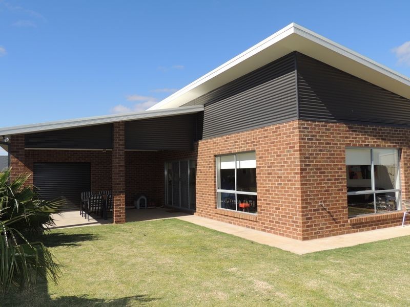 14 Merit Crescent, Swan Hill VIC 3585