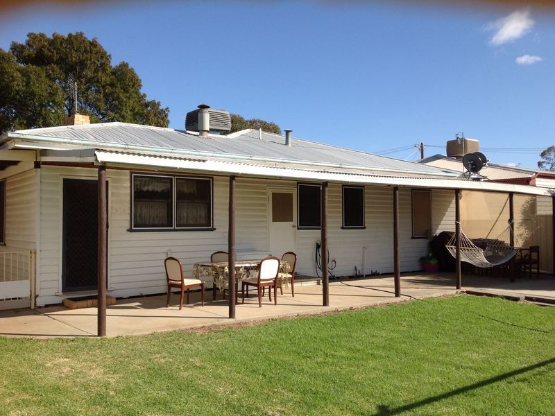 55 Stradbroke Avenue, Swan Hill VIC 3585