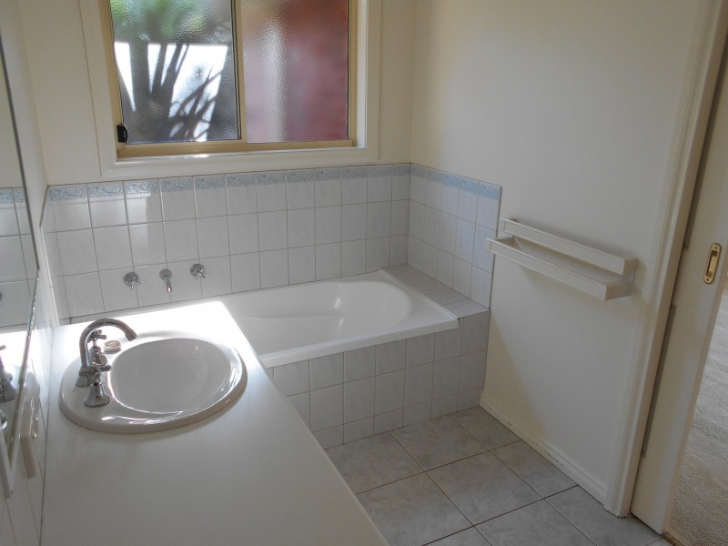 10 Currawong Court, Murray Downs NSW 3585