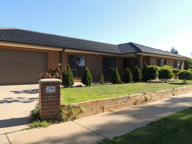 11 Boobialla Drive, Swan Hill VIC 3585