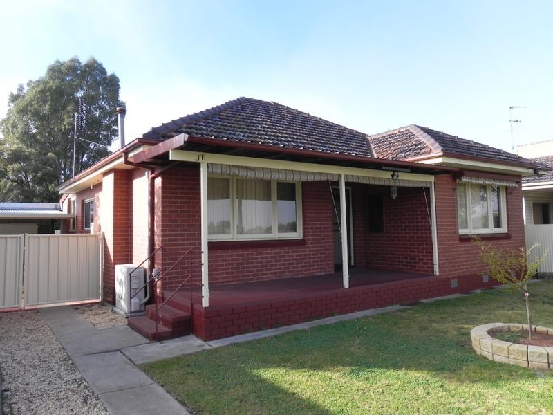 11 Douglas Avenue, Swan Hill VIC 3585