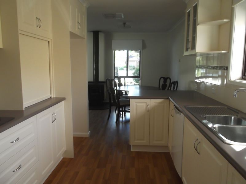 33 Mellor Grove, Swan Hill VIC 3585