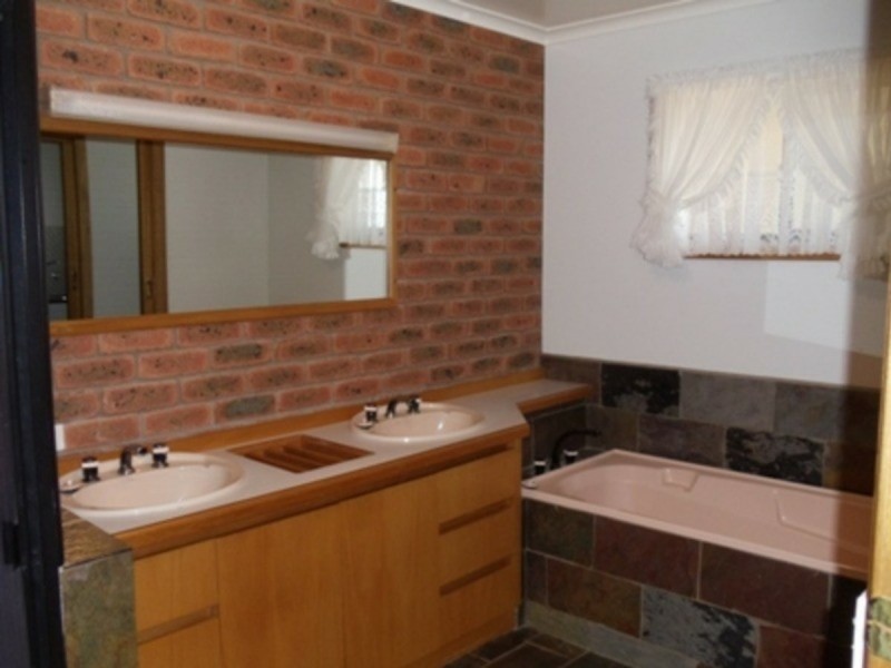 9 Goyne Crescent, Swan Hill VIC 3585