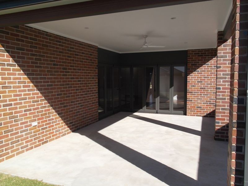 8 Saltbush Drive, Swan Hill VIC 3585